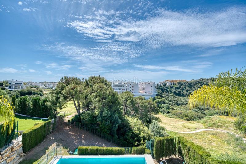 Foto 40039a52-9ede-49f5-8ab6-86e5700bb789. Chalet with parking pool in La Concha - Resina Golf Estepona