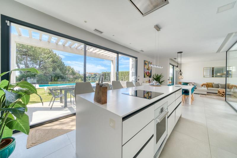 Foto 464749e4-03bc-4a26-8b41-b184d9371957. Chalet with parking pool in La Concha - Resina Golf Estepona