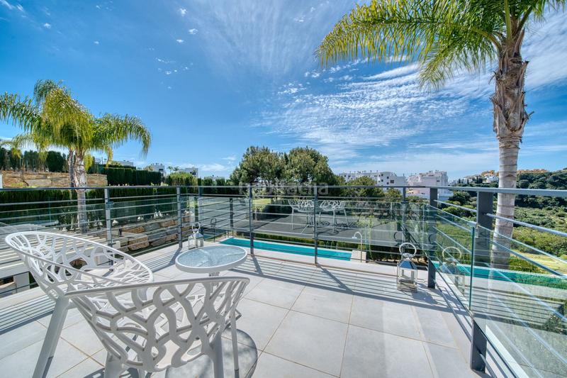 Foto 60d5fa58-2c67-4824-80fe-4a410cf90b06. Chalet con parcheggio piscina in La Concha - Resina Golf Estepona