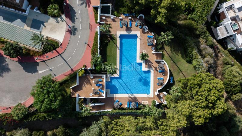 Foto d2f1583a-858f-4e6f-ba9f-1eefe1da8fc5. Zweistöckige wohnung mit parking pool in Las Brisas Marbella