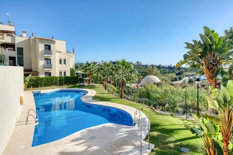 Foto 5ee2e00f-ca28-4ad8-beb7-e5ef943246c1. Piano terra con piscina in La Concha - Resina Golf Estepona