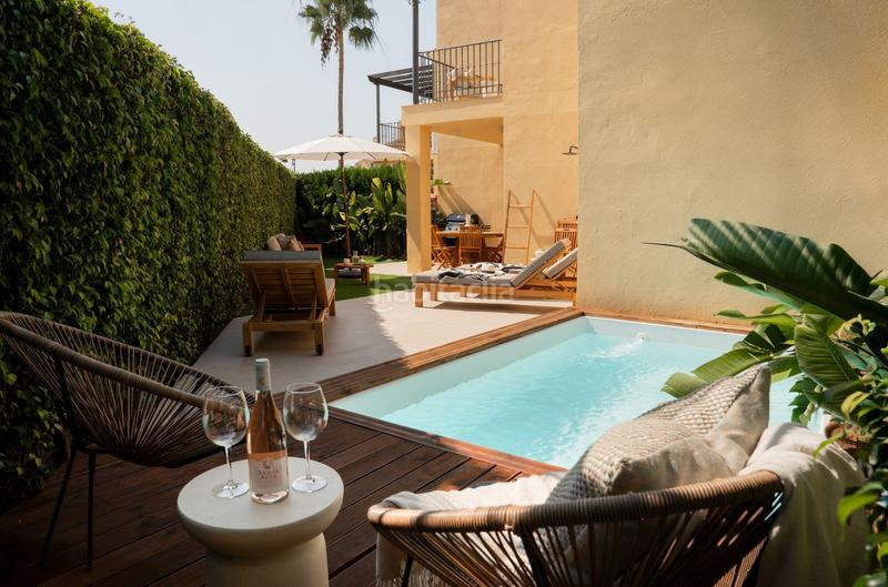 Foto 13d8df23-9108-4162-90cf-76e7ff87aeb7. Casa adossada amb aparcament piscina a Puerto Banús Marbella