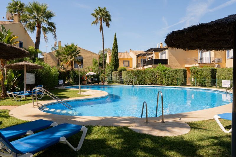 Foto 8c1e727d-4408-4e20-984d-96f44d19bce9. Casa adossada amb aparcament piscina a Puerto Banús Marbella