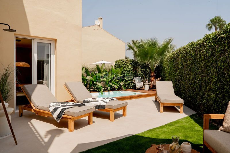 Foto c4f76b7c-4c37-46f1-84a5-222c6ca533e8. Casa adossada amb aparcament piscina a Puerto Banús Marbella