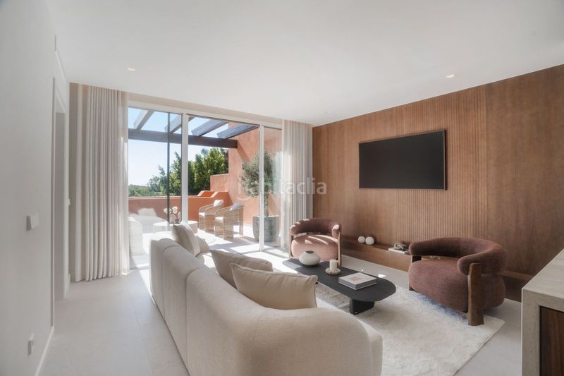 Foto b8427f6c-7a4d-436b-8cd0-1438a1578505. Dúplex amb piscina a Los Naranjos Marbella