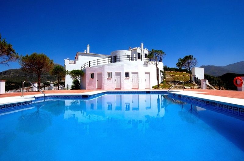 Foto 4265bbd6-0c9b-4b61-a8a0-d57a43713b4d. Casa adossada amb aparcament piscina a Casares pueblo Casares