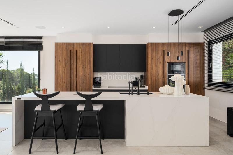 Foto b56491cc-78fe-4080-b8c6-21cc25b42d2b. Chalet with parking pool in Santa María Marbella