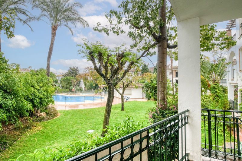 Foto 5be2c61c-c2d0-44e7-9432-eba01008426e. Planta baixa amb aparcament piscina a El Velerín Estepona