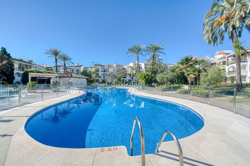 Foto f61abd3f-f488-49d0-ad42-3447c4cc0d0b. Planta baixa amb aparcament piscina a El Velerín Estepona