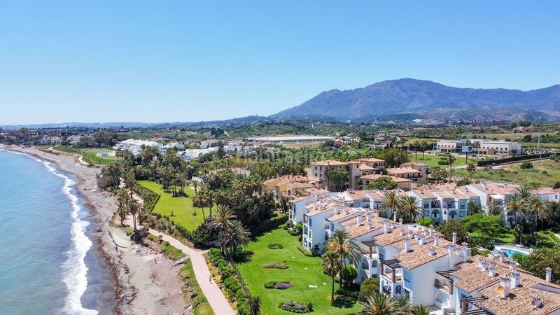 Foto f90d6cb0-77a0-472c-893a-193f1df5cef1. Planta baixa amb aparcament piscina a El Velerín Estepona