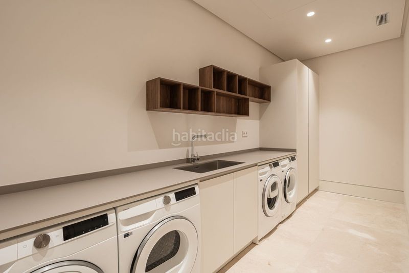 Foto 46b9405d-cc11-4085-a80d-199cc14bd23c. Xalet amb aparcament piscina a Nagüeles Alto Marbella
