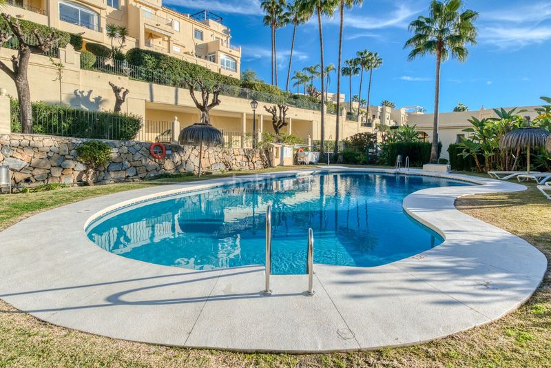 Foto ddaeb7d2-908a-4ba2-b793-dee797824cf3. Casa adossada amb aparcament piscina a La Quinta Benahavís