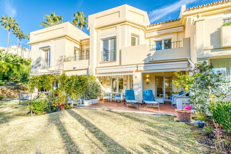 Foto e3eed57e-b022-4fff-9656-5b6d5d5a2f43. Casa adossada amb aparcament piscina a La Quinta Benahavís