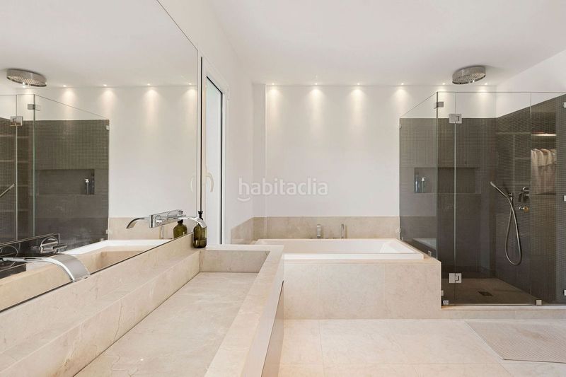 Foto a57adf08-c0a5-4f47-8596-f7612732a7f1. Dúplex amb aparcament piscina a Los Naranjos Marbella