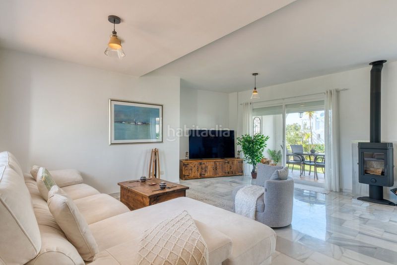 Foto abfe3daa-4903-4f56-9854-78a9418d09f9. Casa adossada amb piscina a La Duquesa Manilva