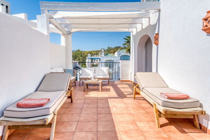 Foto df0d85de-730b-4277-b2ce-f849dd585642. Casa adossada amb piscina a La Duquesa Manilva