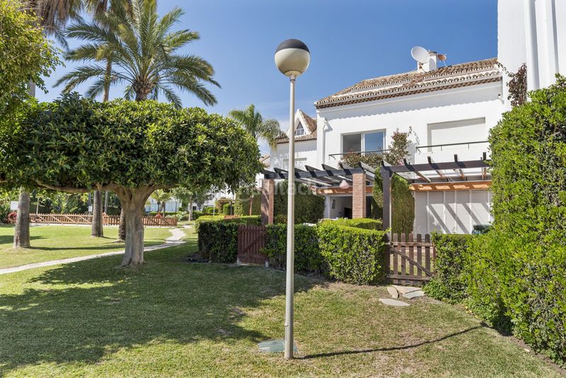 Foto 69df9c4c-115a-4c13-b5de-575f9ea13480. Casa adossada amb aparcament piscina a bahía de Marbella Marbella