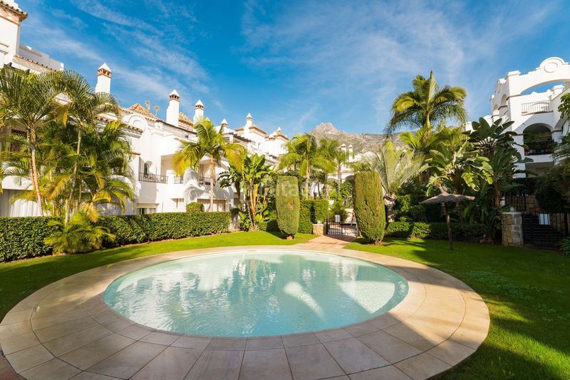 Foto dc5e09a1-0d48-4f5f-9a60-2f5472e6762e. Planta baixa amb aparcament piscina a Nagüeles Alto Marbella