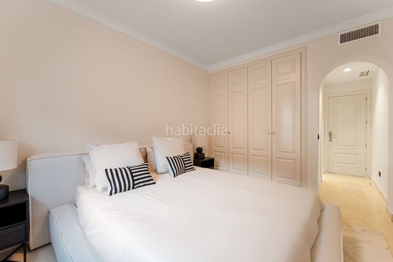 Foto f40439db-94d3-4b8d-8ca6-aec522fcd0c0. Planta baixa amb aparcament piscina a Nagüeles Alto Marbella