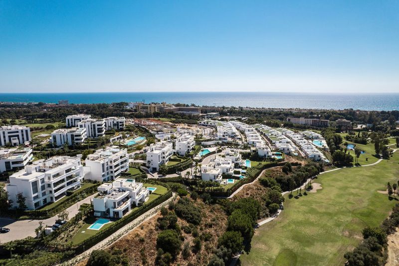 Foto a3544146-3dca-4c13-a4c7-87556e026b9c. Planta baixa amb aparcament piscina a bahía de Marbella Marbella