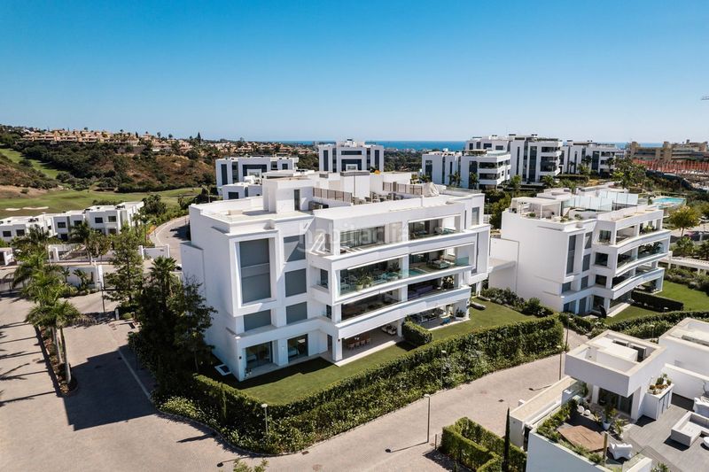 Foto b8f19515-3b9f-485c-828b-f230bb25f606. Planta baixa amb aparcament piscina a bahía de Marbella Marbella