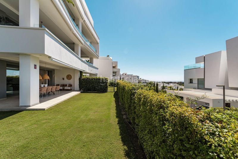Foto cb648f4c-45bf-49d8-91fb-3e2d9b050fba. Planta baixa amb aparcament piscina a bahía de Marbella Marbella