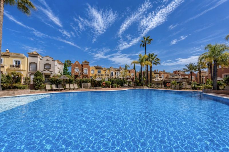 Foto 0f0a73ea-0908-43ce-ba51-2c573c9049dc. Dúplex amb aparcament piscina a La Dama de Noche - La Alzambra Marbella