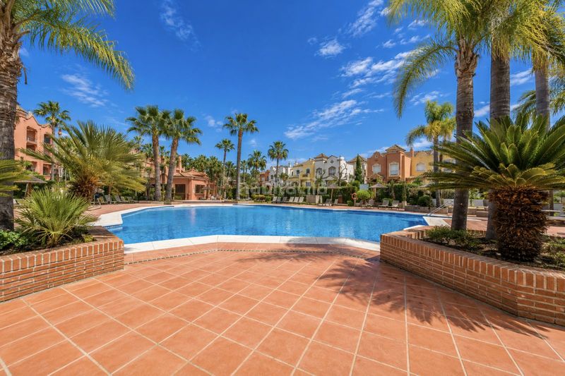 Foto 17d3c6de-2bad-4906-a8fa-5e2d44a9e33e. Dúplex amb aparcament piscina a La Dama de Noche - La Alzambra Marbella