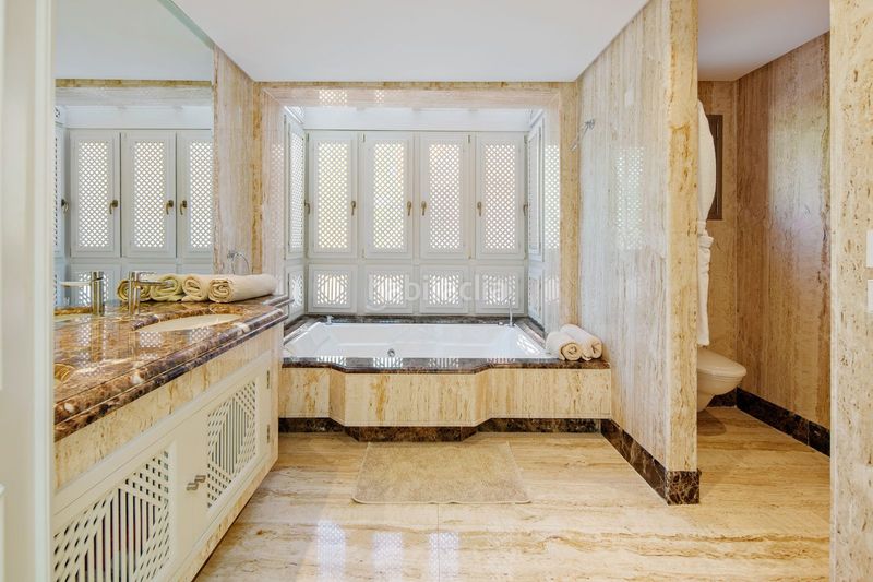 Foto f6da48ab-4f59-4f92-9f37-631e2d0d6778. Dúplex amb aparcament piscina a bahía de Marbella Marbella
