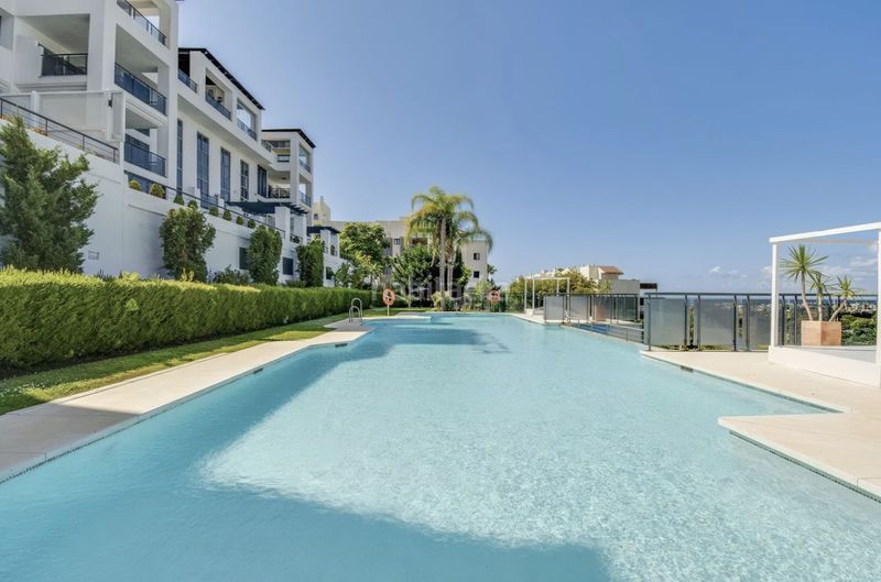 Foto c6781aaa-f672-43d3-92e1-97bec45412e7. Apartament amb aparcament piscina a Los Flamingos Benahavís