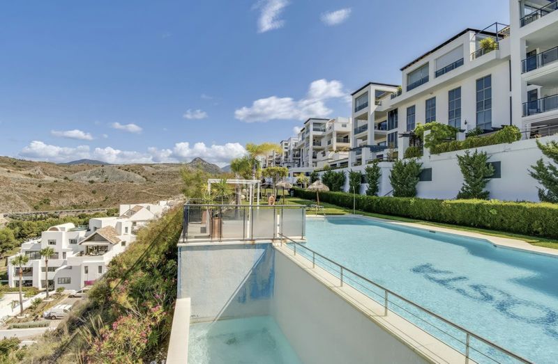 Foto cc30098e-0d2b-446e-98e5-216b98a851d6. Apartament amb aparcament piscina a Los Flamingos Benahavís