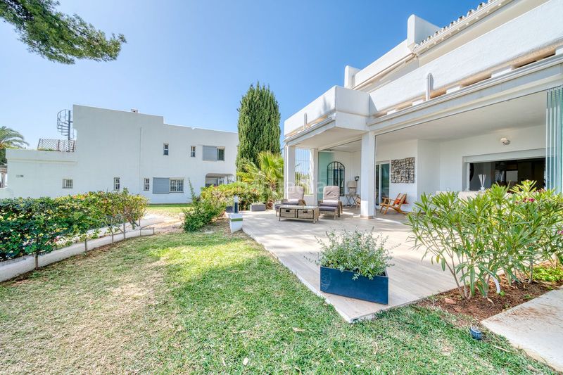 Foto de121373-a5dc-41dd-a71b-63e30cca1dbe. Planta baixa amb piscina a Aloha Marbella