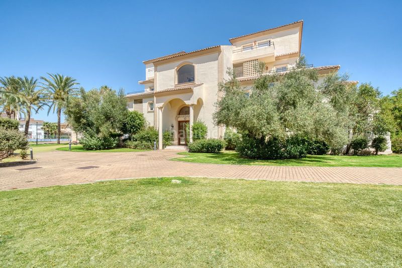 Foto 6a7ceefe-8a6d-42f1-ae76-e3555642ea9a. Dúplex amb aparcament piscina a Sotogrande alto Sotogrande