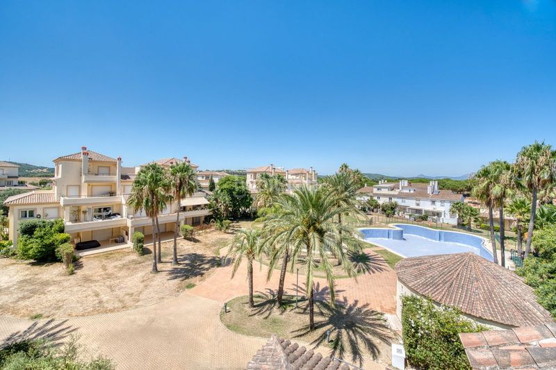 Foto 9f999e4e-5c77-435d-8f8d-279fbe17b8e4. Dúplex amb aparcament piscina a Sotogrande alto Sotogrande