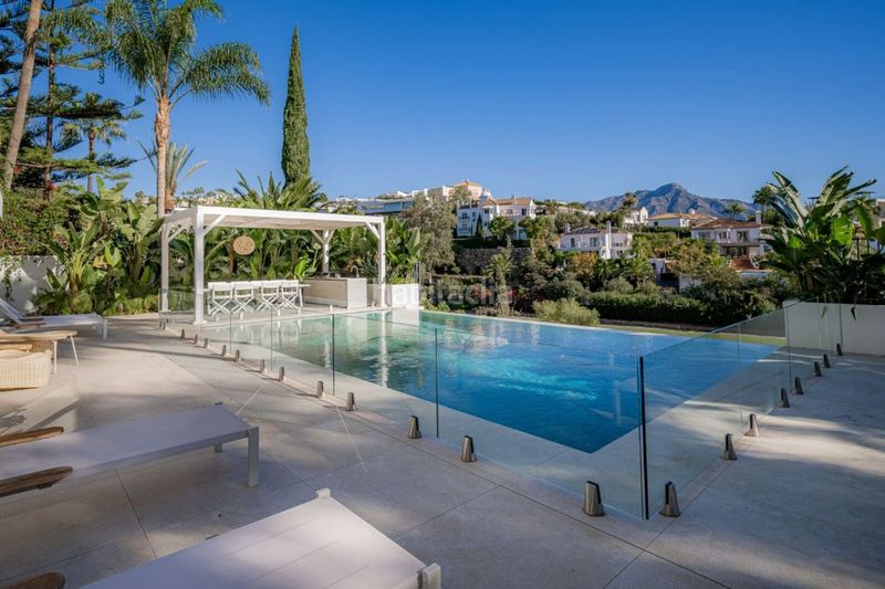 Foto 93f21d5b-a1a3-4c91-9dc0-0a9fa3318b24. Xalet amb aparcament piscina a La Quinta Benahavís