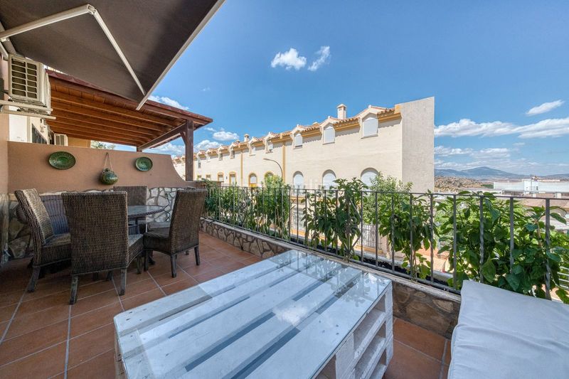 Foto a3d67aff-a35a-4341-b0ec-4ead06506f09. Casa adossada amb aparcament a Coín