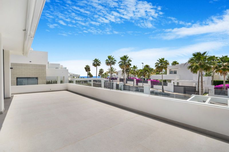Foto eb3f9f5a-1511-4a82-b382-3d603eaea0f9. Chalet en Río Real Marbella