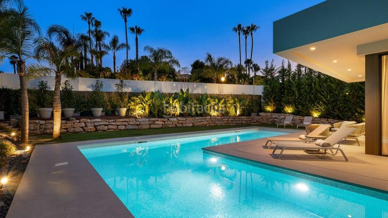 Foto 0ed97a40-1081-4e9b-a3c1-8ebce754487e. Chalet mit parking pool in Puerto Banús Marbella