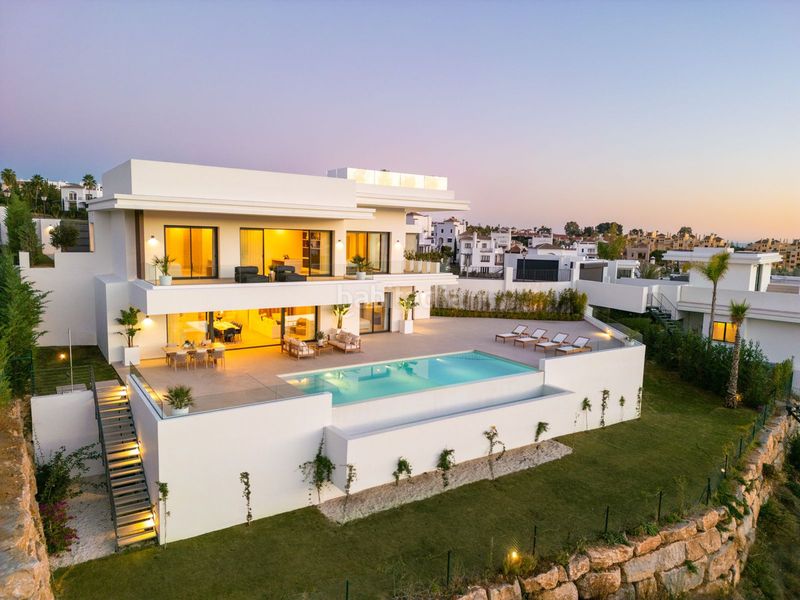 Foto f42f9adc-6419-4354-90f4-2c21241c1532. Xalet amb aparcament piscina a La Concha - Resina Golf Estepona