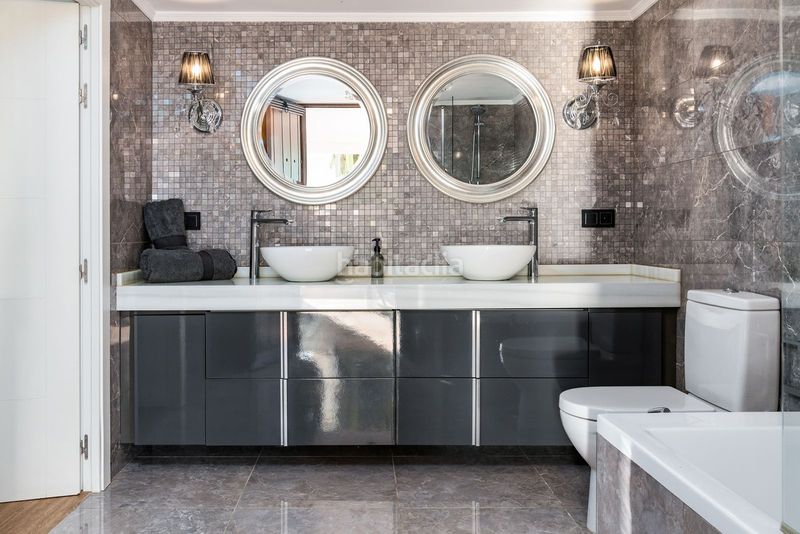 Foto 4d2964fb-336d-47b8-a13a-1b957a350d43. Xalet amb aparcament piscina a Las Brisas Marbella