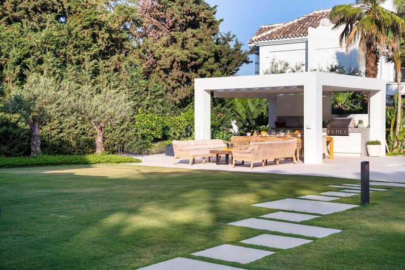 Foto 43a071dd-0aaa-43c1-9702-72449bb430cc. Chalet with parking in Nueva Andalucía centro Marbella