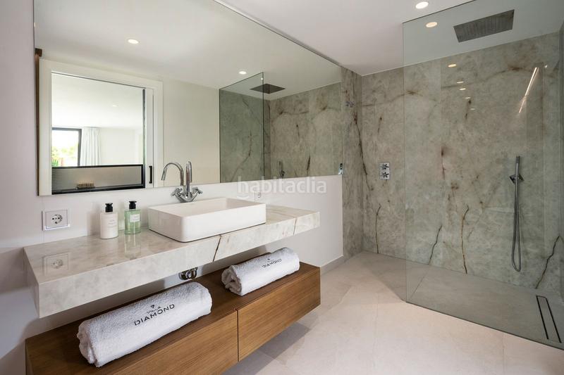 Foto a18be18d-f5a9-4b26-88fe-c25a260a48c6. Chalet with parking in Nueva Andalucía centro Marbella