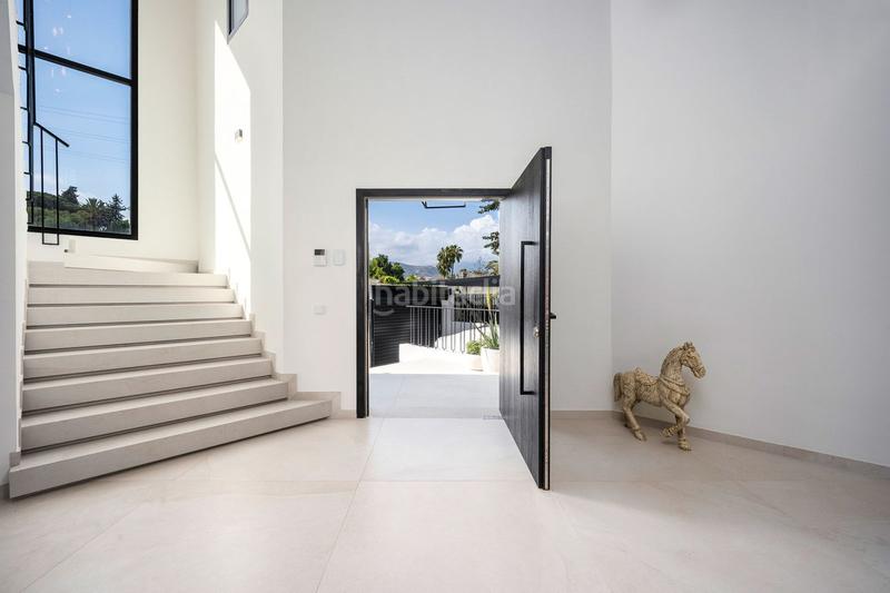 Foto 0ec40d52-0440-41f6-b7dc-2b7e4f437680. Chalet avec parking dans Nueva Andalucía centro Marbella