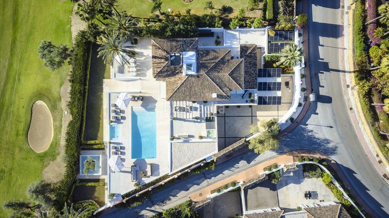 Foto b09f618f-f5f4-417a-8fb7-d7799d220d85. Xalet amb aparcament piscina a Los Naranjos Marbella