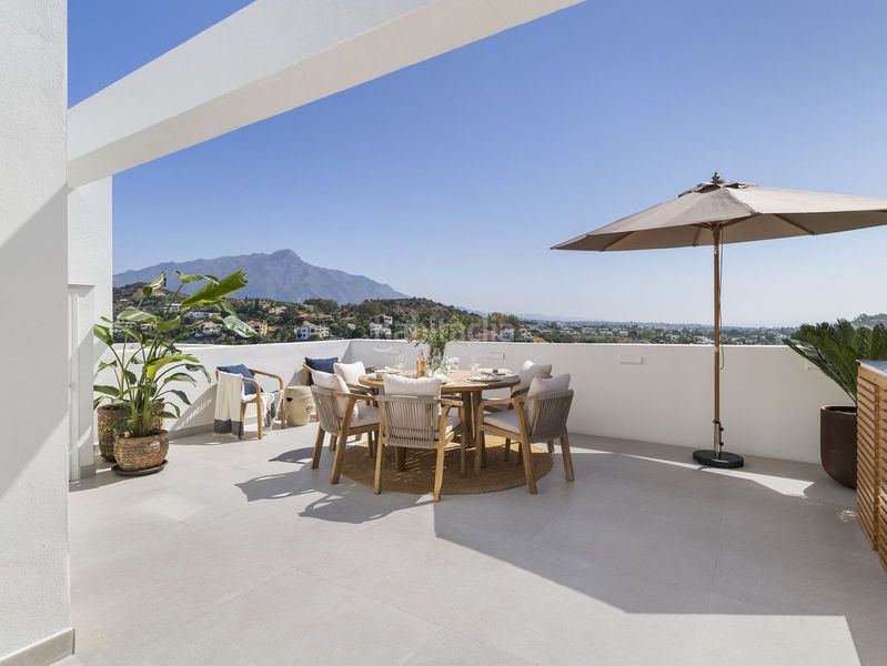 Foto f1a49f33-b76e-44ea-b284-320f1b2e99d2. Casa adossada amb aparcament piscina a La Quinta Benahavís