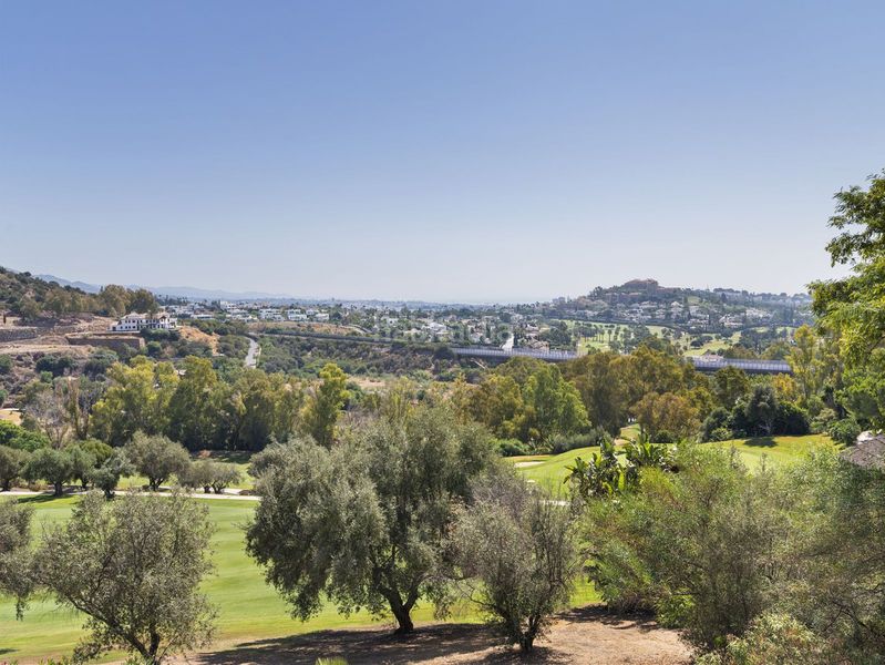 Foto fdcf5165-899f-4ddf-b079-91b957643b9d. Casa adossada amb aparcament piscina a La Quinta Benahavís