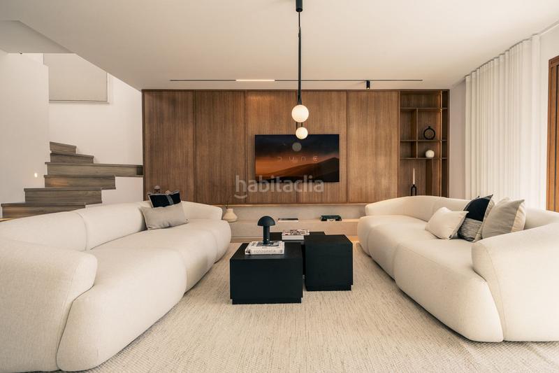 Foto cde81f82-fe17-4f8d-a87a-567b09c57fa2. Maison jumelée avec parking piscine dans Los Naranjos Marbella