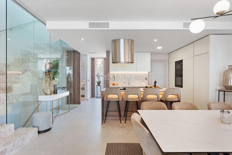 Foto bc9f5b52-5d9b-465f-b5d6-641f9ed2a78f. Reihenhaus mit parking pool in Puerto Banús Marbella