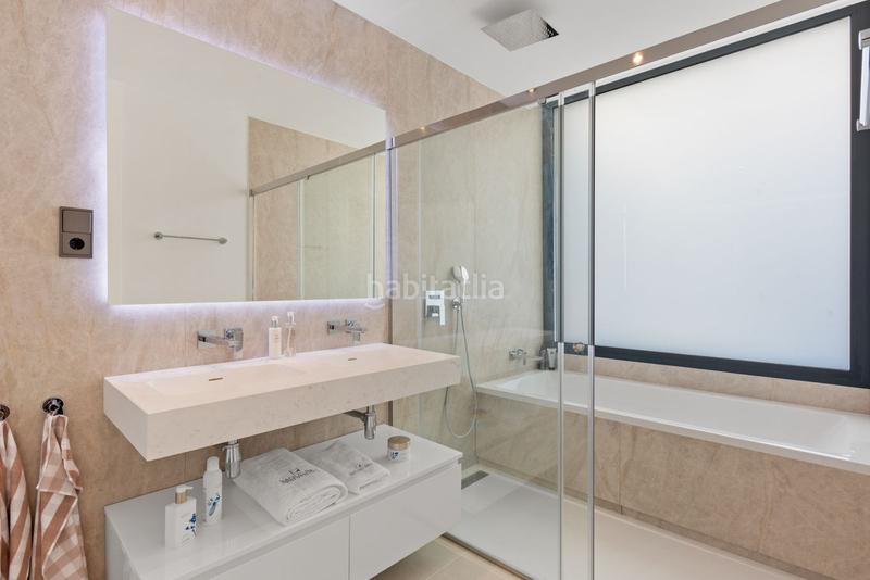 Foto 63c9da54-c43e-4d06-a323-d8ac0f9bd4e7. Semi detached house with parking pool in Puerto Banús Marbella