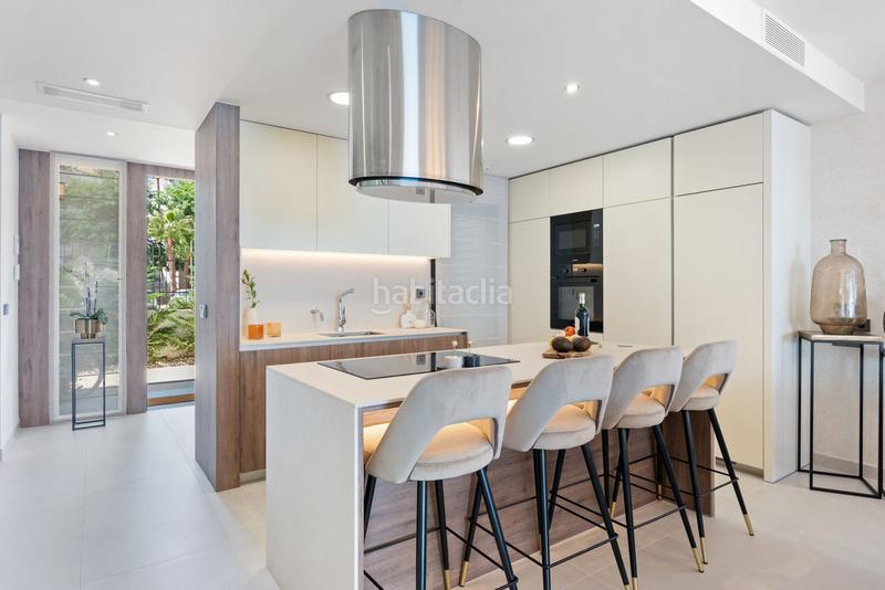 Foto d057d9f2-1e16-419b-bed2-f30a41b3519a. Semi detached house with parking pool in Puerto Banús Marbella